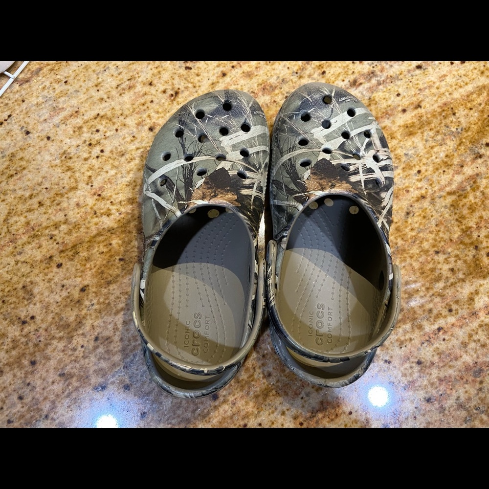 **SOLD**Crocs - Picture 4 of 7